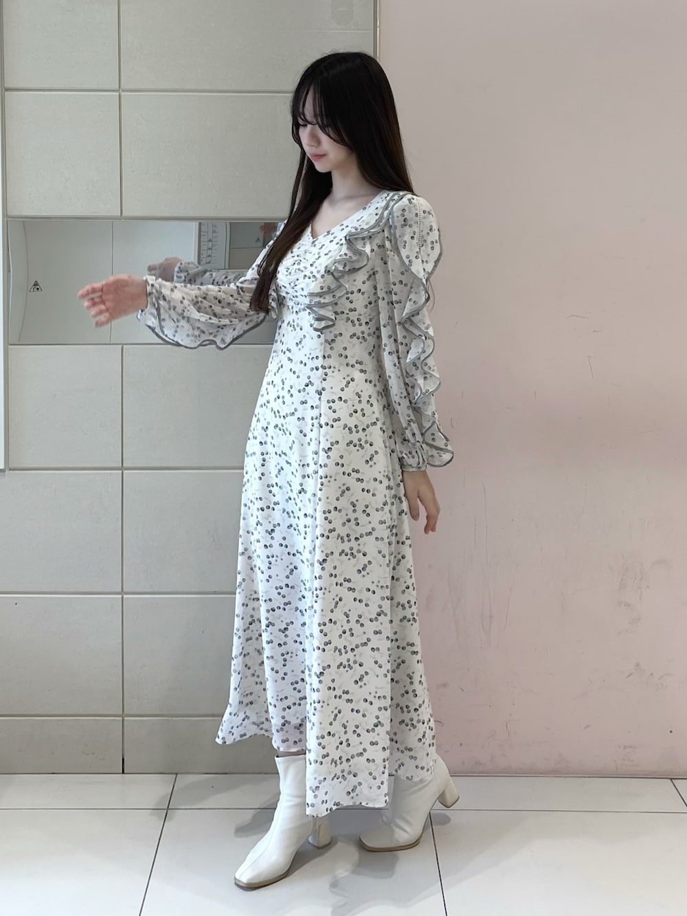 ホワイト系のワンピース、ホワイト系のブーツを着用したレディースの冬コーディネートの4枚目の写真