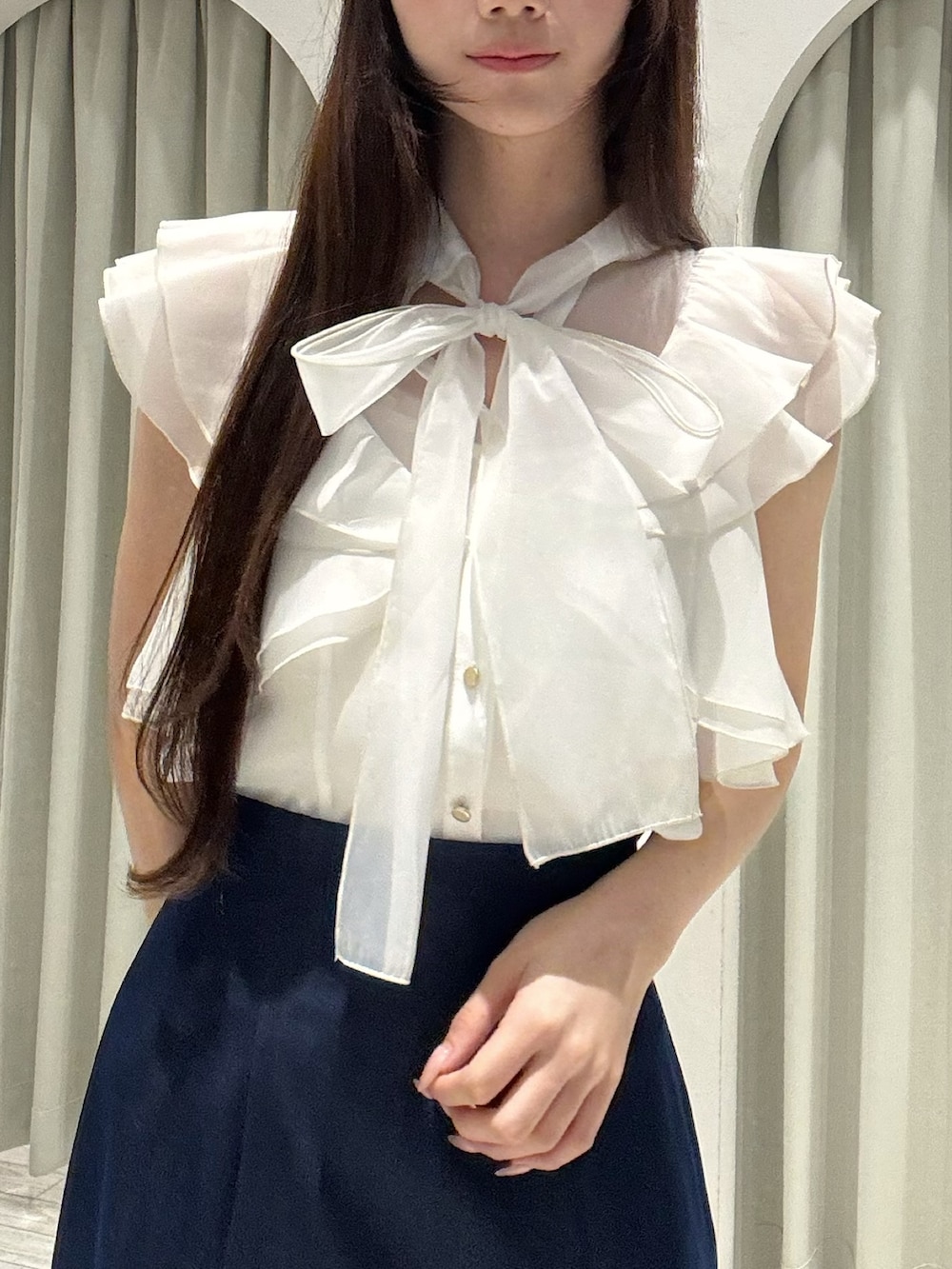 ホワイト系のシャツ/ブラウス、ブルー系のスカート、その他のサンダルを着用したレディースの夏コーディネートの8枚目の写真