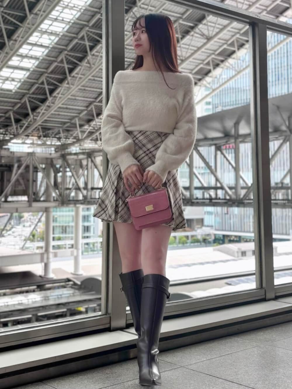 ホワイト系のその他アウター、ホワイト系のその他パンツ、ブラウン系のブーツを着用したレディースの秋コーディネートの3枚目の写真