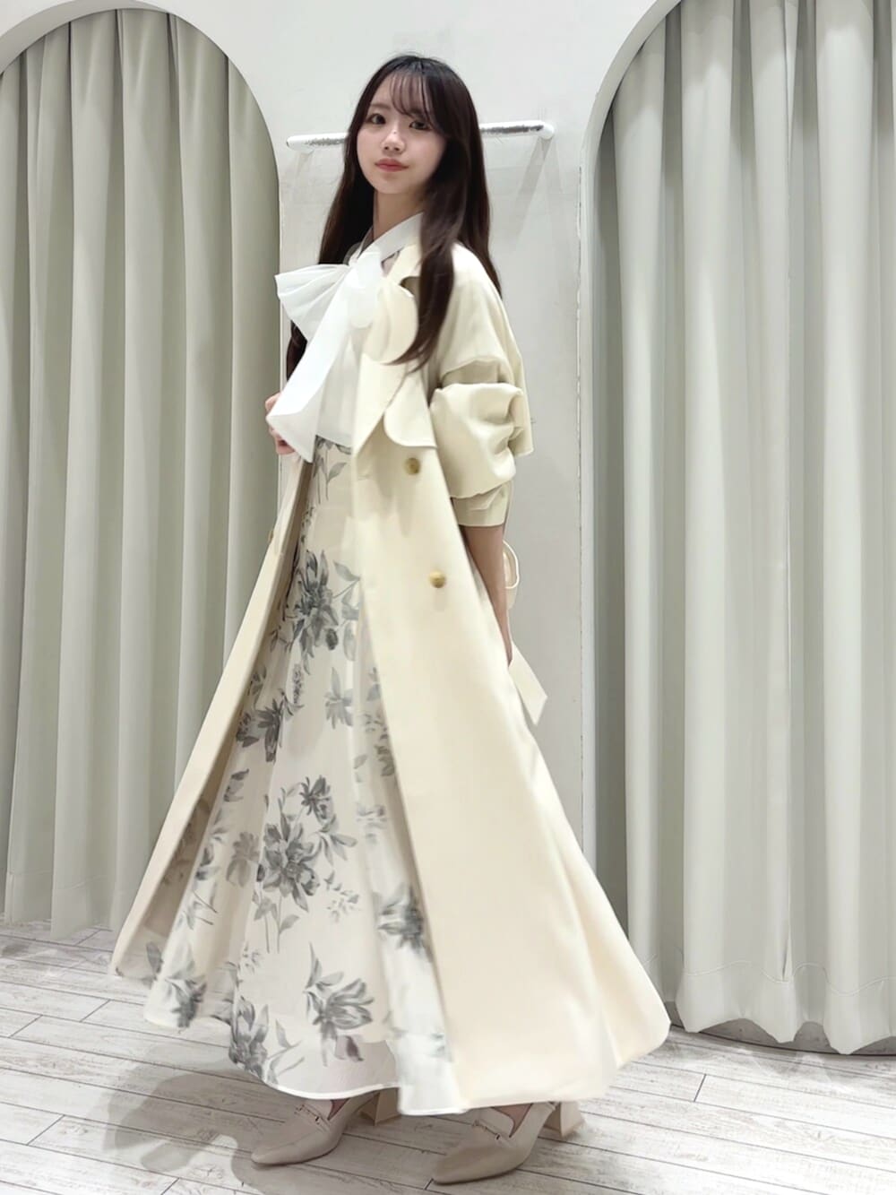 ホワイト系のパンプス、ホワイト系のシャツ/ブラウス、ホワイト系のスカートを着用したレディースの冬コーディネートの5枚目の写真