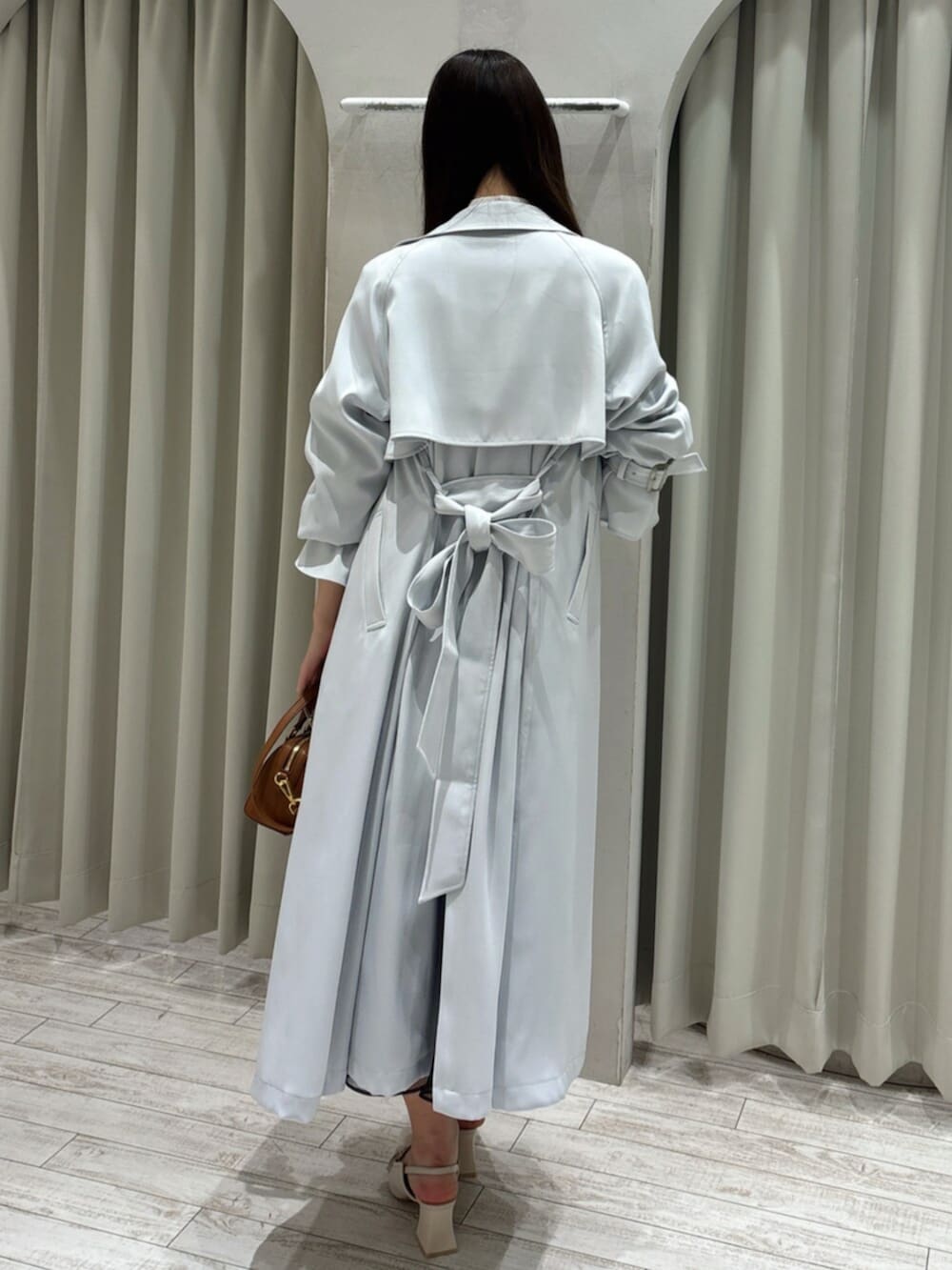 ホワイト系のパンプス、ホワイト系のシャツ/ブラウス、ブラウン系のハンドバッグを着用したレディースの春コーディネートの6枚目の写真