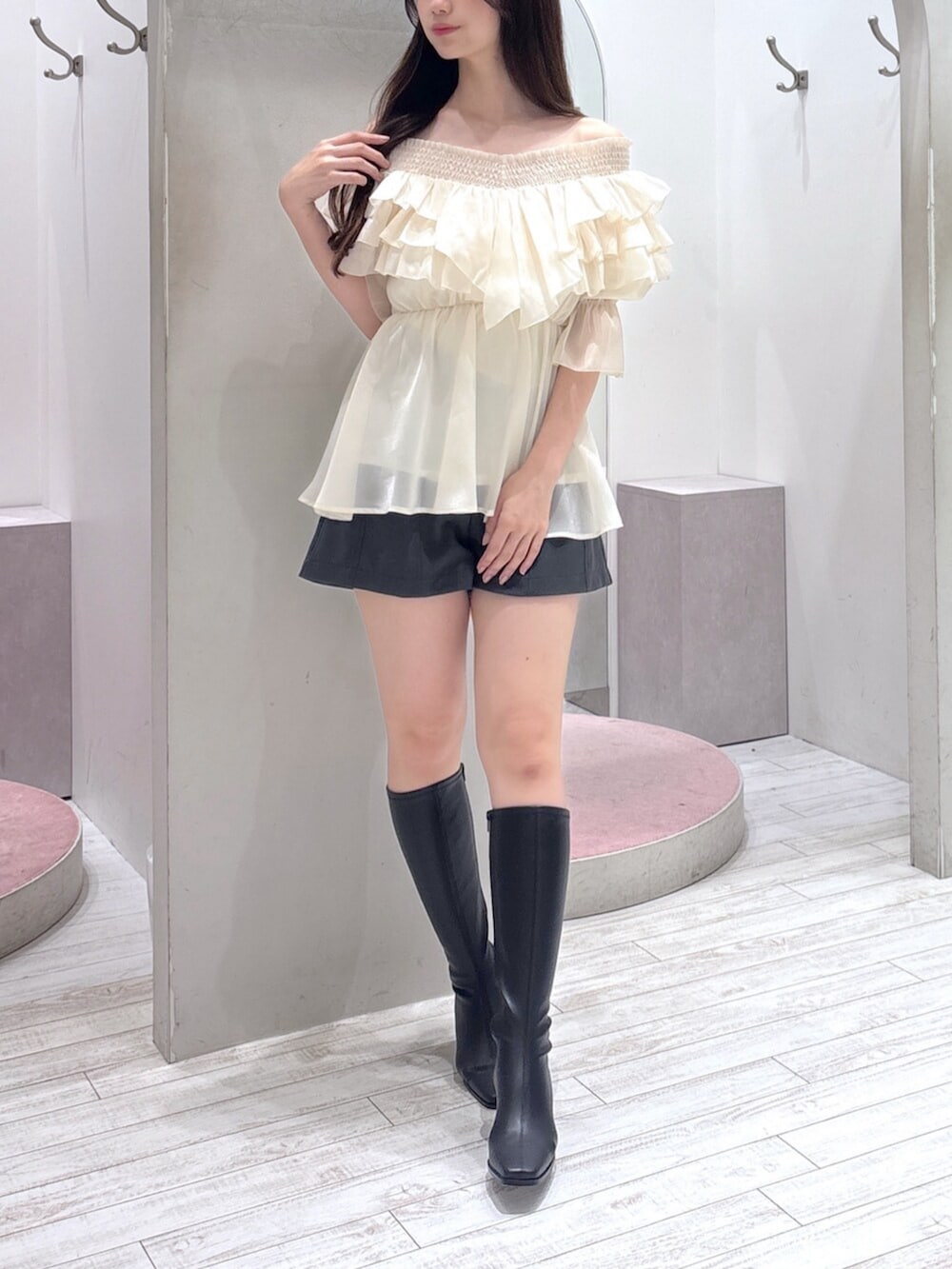 グレー系のその他パンツ、ホワイト系のシャツ/ブラウス、ブラック系のブーツを着用したレディースの夏コーディネートの6枚目の写真