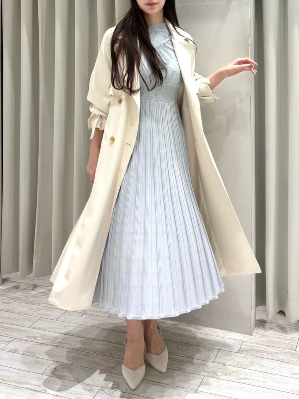 ホワイト系のパンプス、グレー系のワンピース、ホワイト系のトレンチコートを着用したレディースの春コーディネートの2枚目の写真