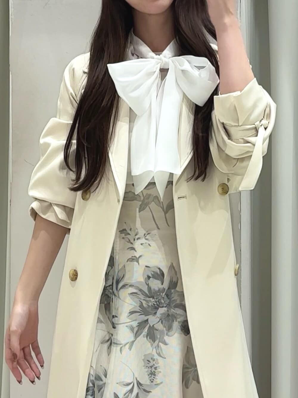 ホワイト系のパンプス、ホワイト系のシャツ/ブラウス、ホワイト系のスカートを着用したレディースの冬コーディネートの9枚目の写真