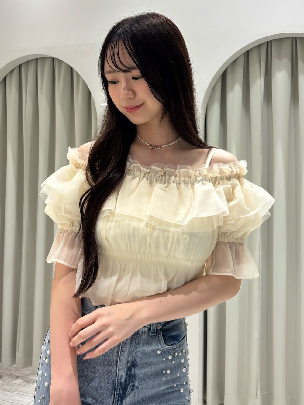 ホワイト系のシャツ/ブラウス、ブルー系のデニムパンツ、ベージュ系のハンドバッグを着用したレディースの夏コーディネートの5枚目の写真