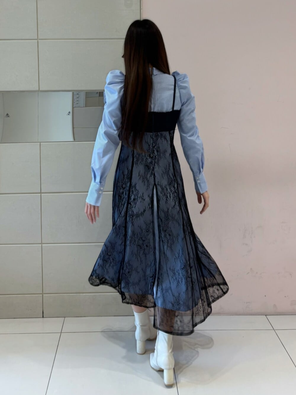 ホワイト系のブーツ、ブルー系のワンピースを着用したレディースの冬コーディネートの6枚目の写真