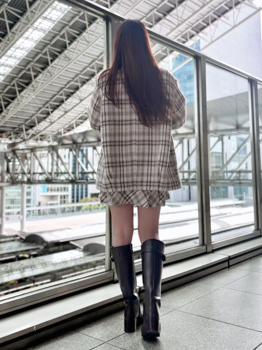 ホワイト系のその他アウター、ホワイト系のその他パンツ、ブラウン系のブーツを着用したレディースの秋コーディネートの6枚目の写真