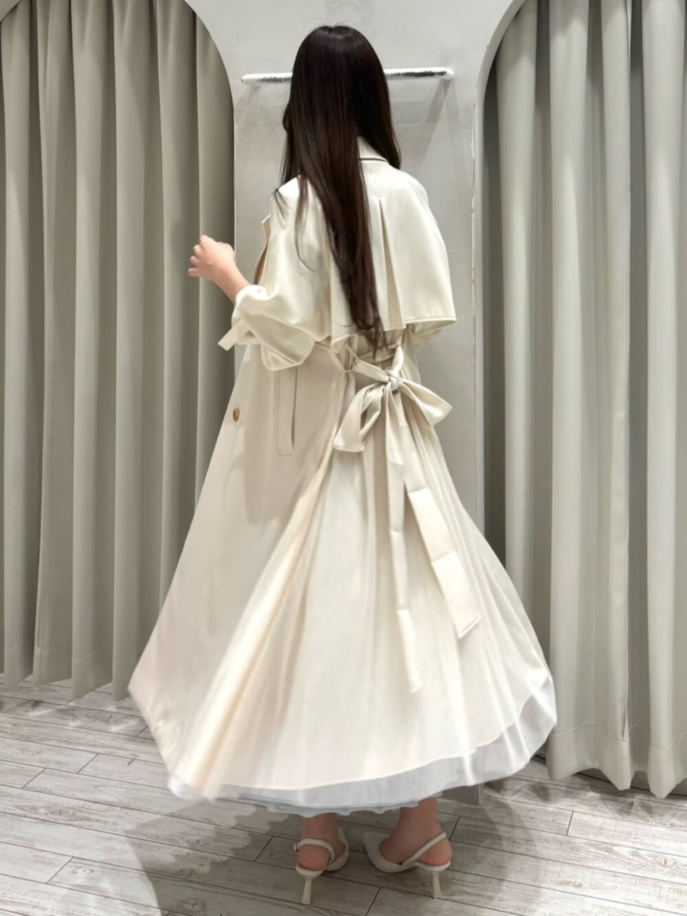 ホワイト系のパンプス、グレー系のワンピース、ホワイト系のトレンチコートを着用したレディースの春コーディネートの5枚目の写真