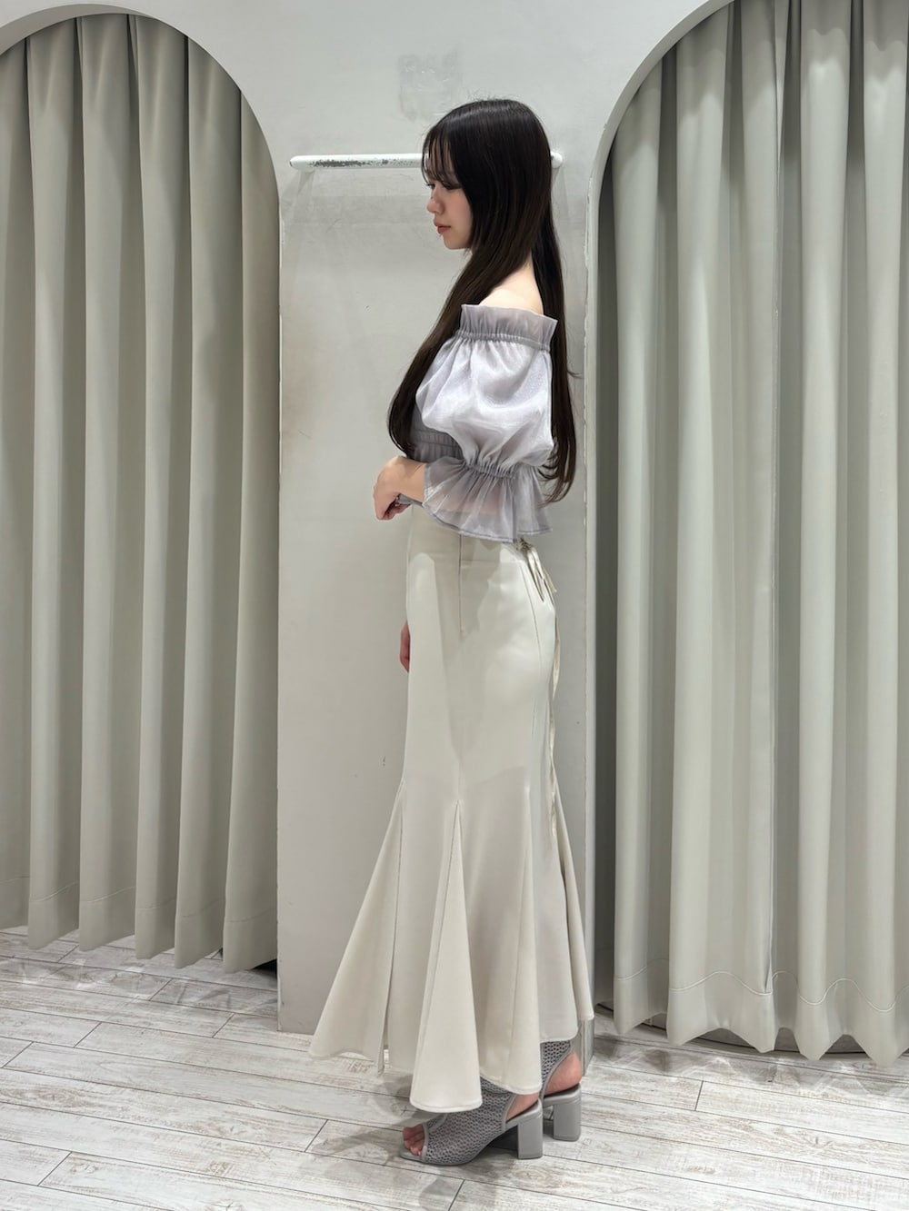 パープル系のシャツ/ブラウス、ホワイト系のスカート、グレー系のブーツを着用したレディースの春コーディネートの3枚目の写真