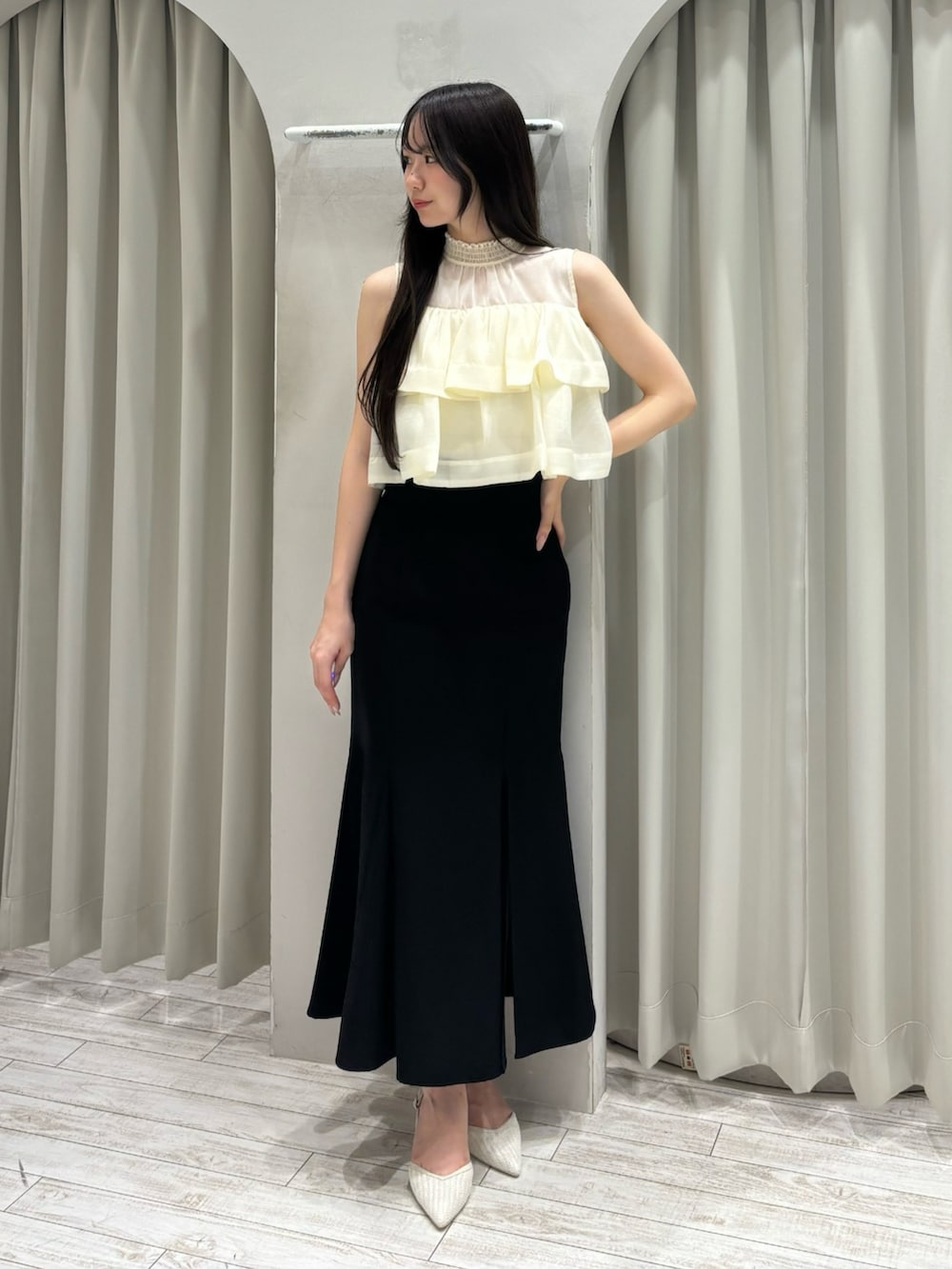 ホワイト系のシャツ/ブラウス、ホワイト系のカーディガン/ボレロ、ブラック系のスカートを着用したレディースの夏コーディネートの5枚目の写真
