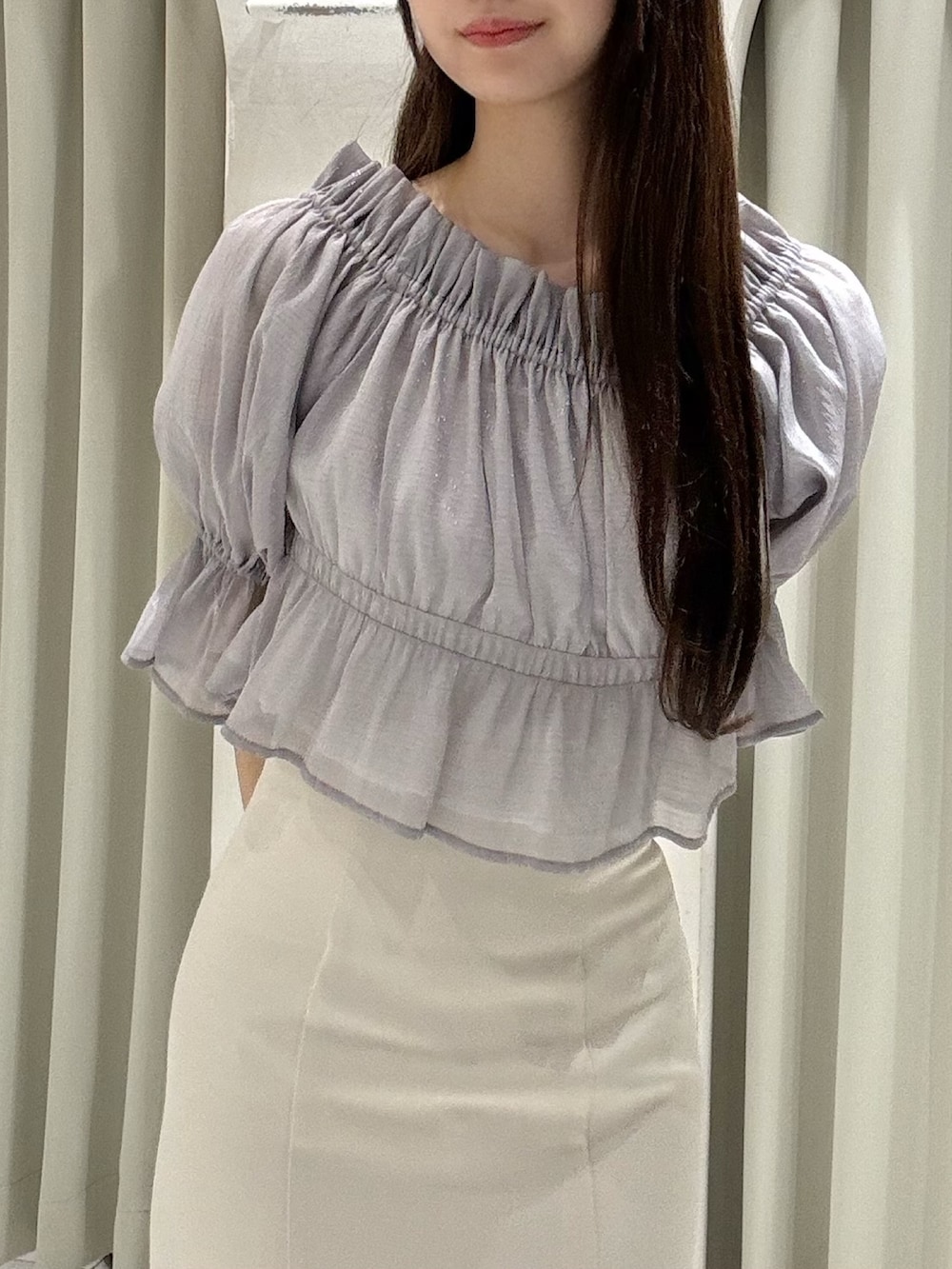 パープル系のシャツ/ブラウス、ホワイト系のスカート、グレー系のブーツを着用したレディースの春コーディネートの6枚目の写真