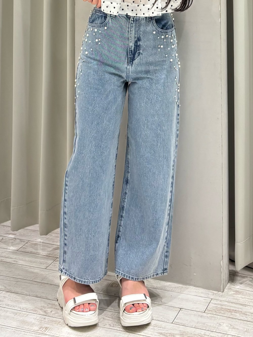 その他のシャツ/ブラウス、ブルー系のデニムパンツ、ホワイト系のサンダルを着用したレディースの夏コーディネートの7枚目の写真