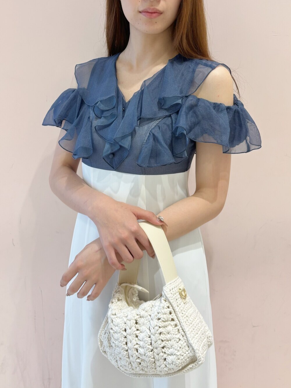 ホワイト系のワンピース、ホワイト系のショルダーバッグ、グレー系のパンプスを着用したレディースの夏コーディネートの6枚目の写真