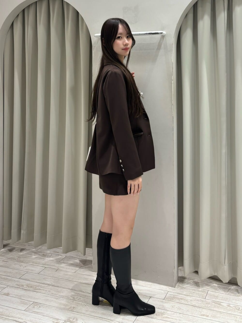 ブラック系のブーツ、その他のシャツ/ブラウス、ブラウン系のスカートを着用したレディースの春コーディネートの4枚目の写真