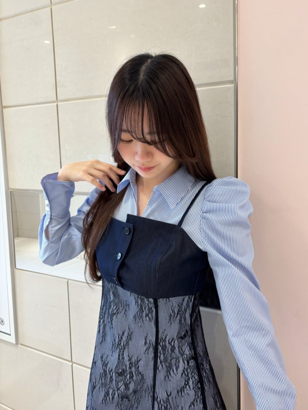 ホワイト系のブーツ、ブルー系のワンピースを着用したレディースの冬コーディネートの7枚目の写真