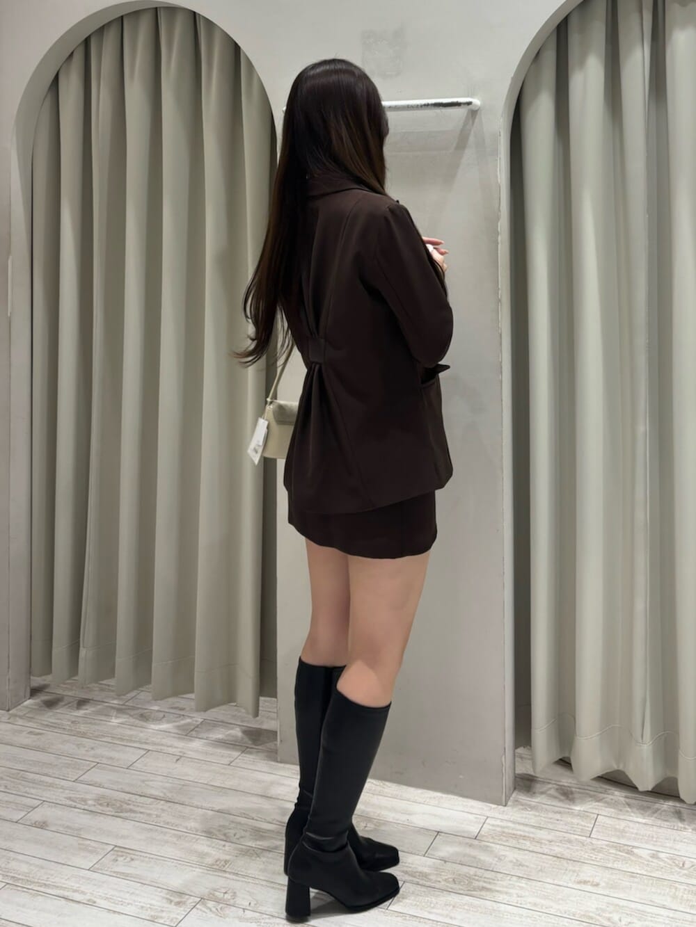 ブラック系のブーツ、その他のシャツ/ブラウス、ブラウン系のスカートを着用したレディースの春コーディネートの5枚目の写真