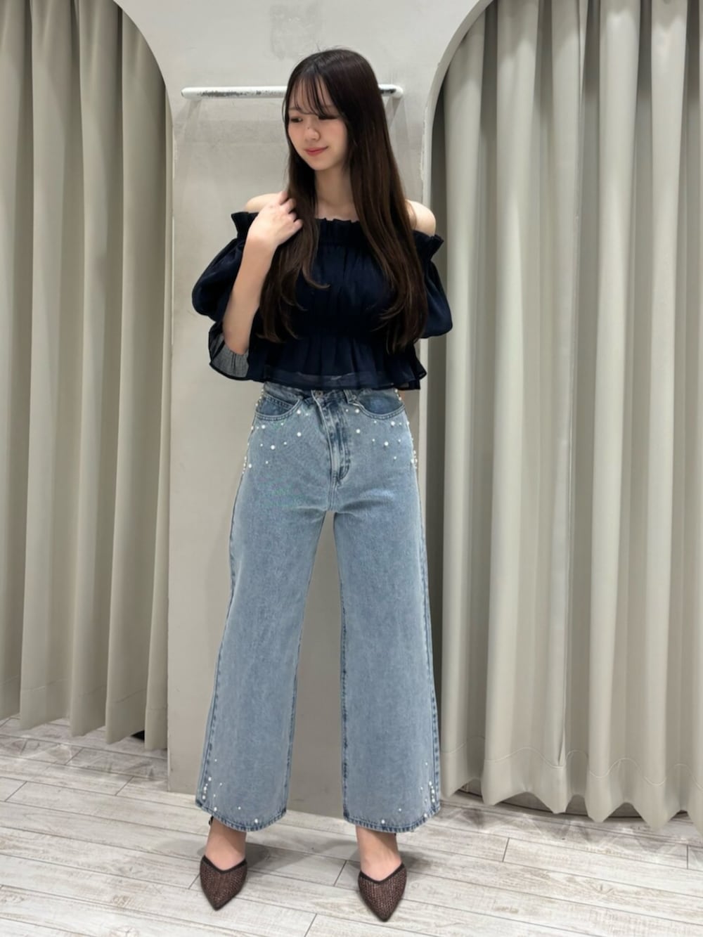 ブルー系のデニムパンツ、ブルー系のシャツ/ブラウス、ブラウン系のパンプスを着用したレディースの春コーディネートの2枚目の写真