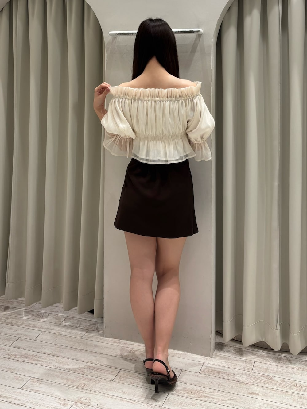 ホワイト系のシャツ/ブラウス、ブラウン系のスカート、ブラウン系のパンプスを着用したレディースの春コーディネートの2枚目の写真