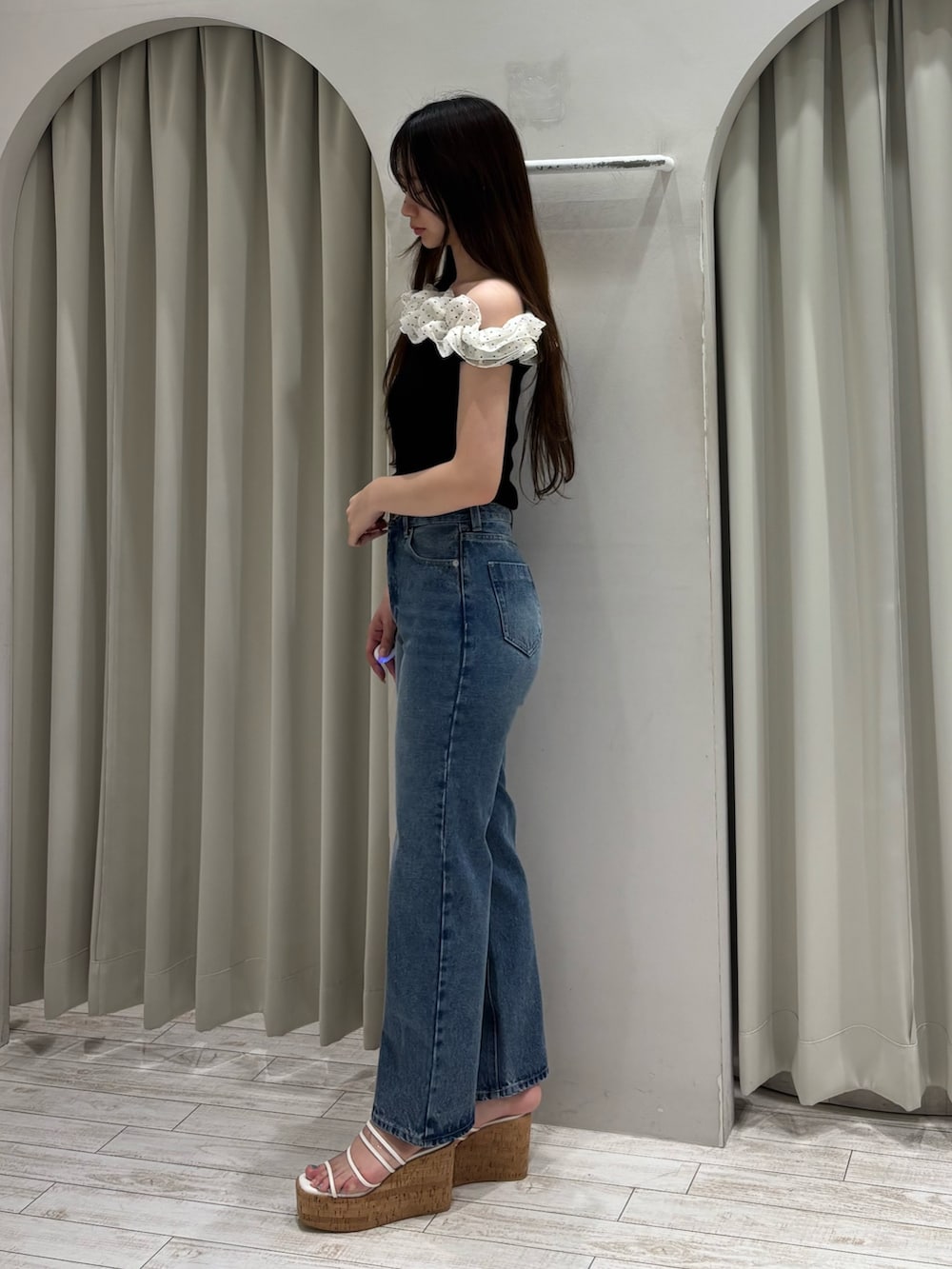 ブルー系のデニムパンツ、その他のニット/セーター、その他のサンダルを着用したレディースの春コーディネートの3枚目の写真