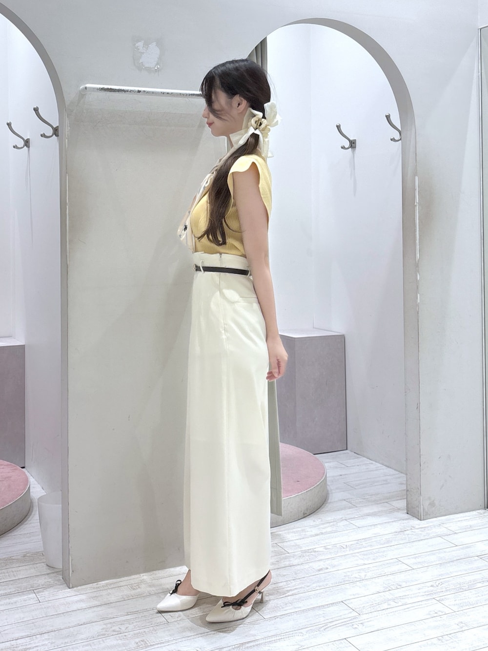 イエロー系のニット/セーター、ホワイト系のその他パンツ、ホワイト系のサンダルを着用したレディースの夏コーディネートの3枚目の写真