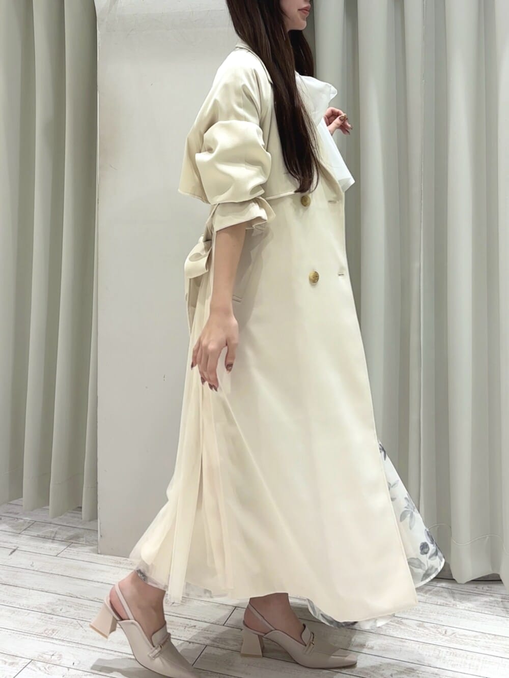 ホワイト系のパンプス、ホワイト系のシャツ/ブラウス、ホワイト系のスカートを着用したレディースの冬コーディネートの6枚目の写真