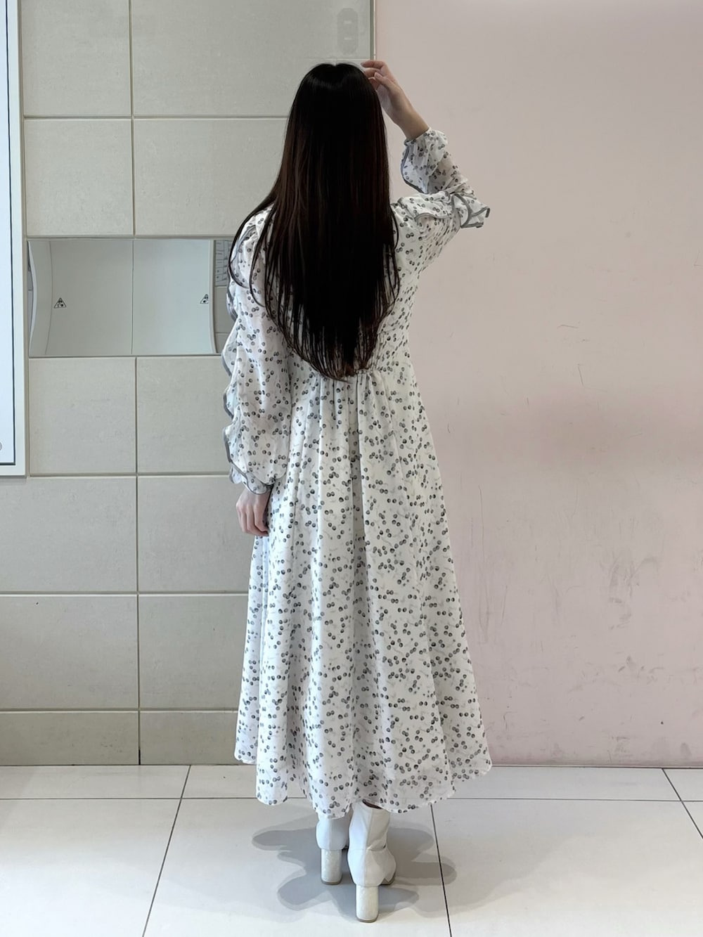 ホワイト系のワンピース、ホワイト系のブーツを着用したレディースの冬コーディネートの5枚目の写真