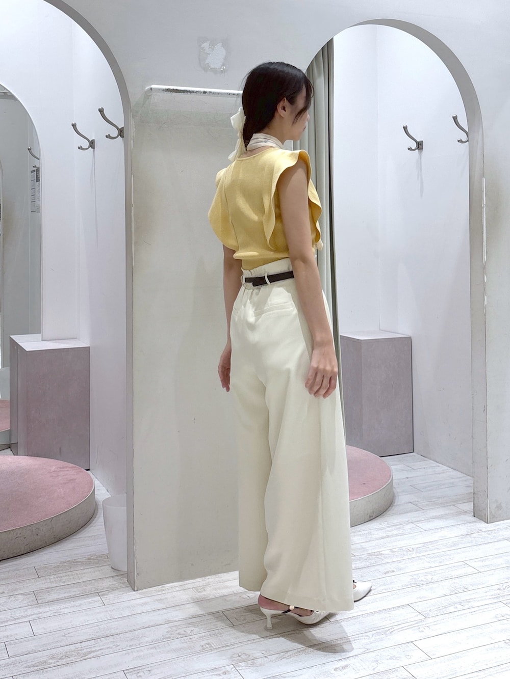 イエロー系のニット/セーター、ホワイト系のその他パンツ、ホワイト系のサンダルを着用したレディースの夏コーディネートの6枚目の写真