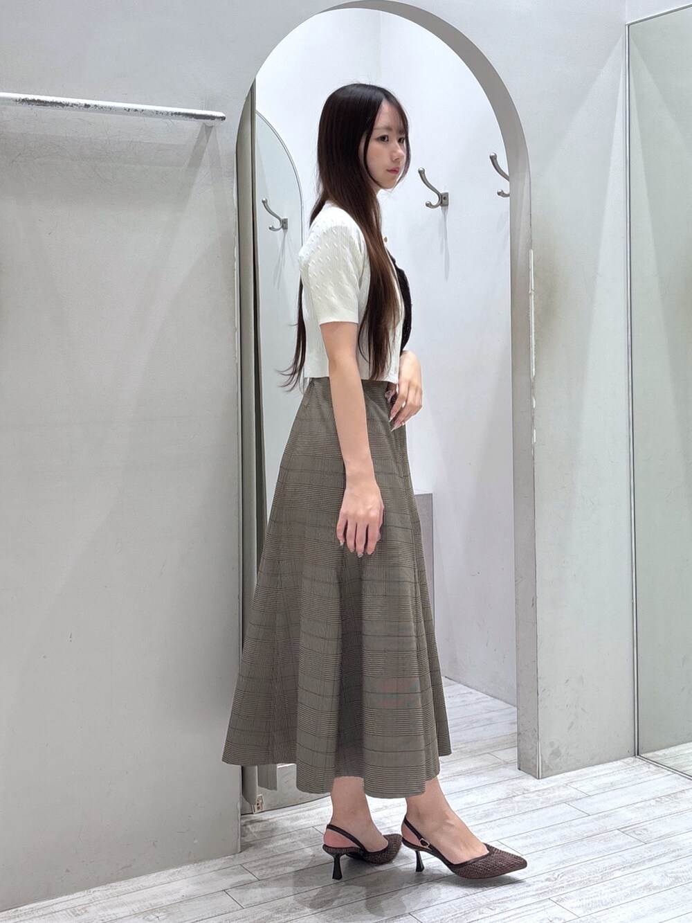 ホワイト系のカーディガン/ボレロ、ブラウン系のワンピース、ブラウン系のパンプスを着用したレディースの夏コーディネートの5枚目の写真