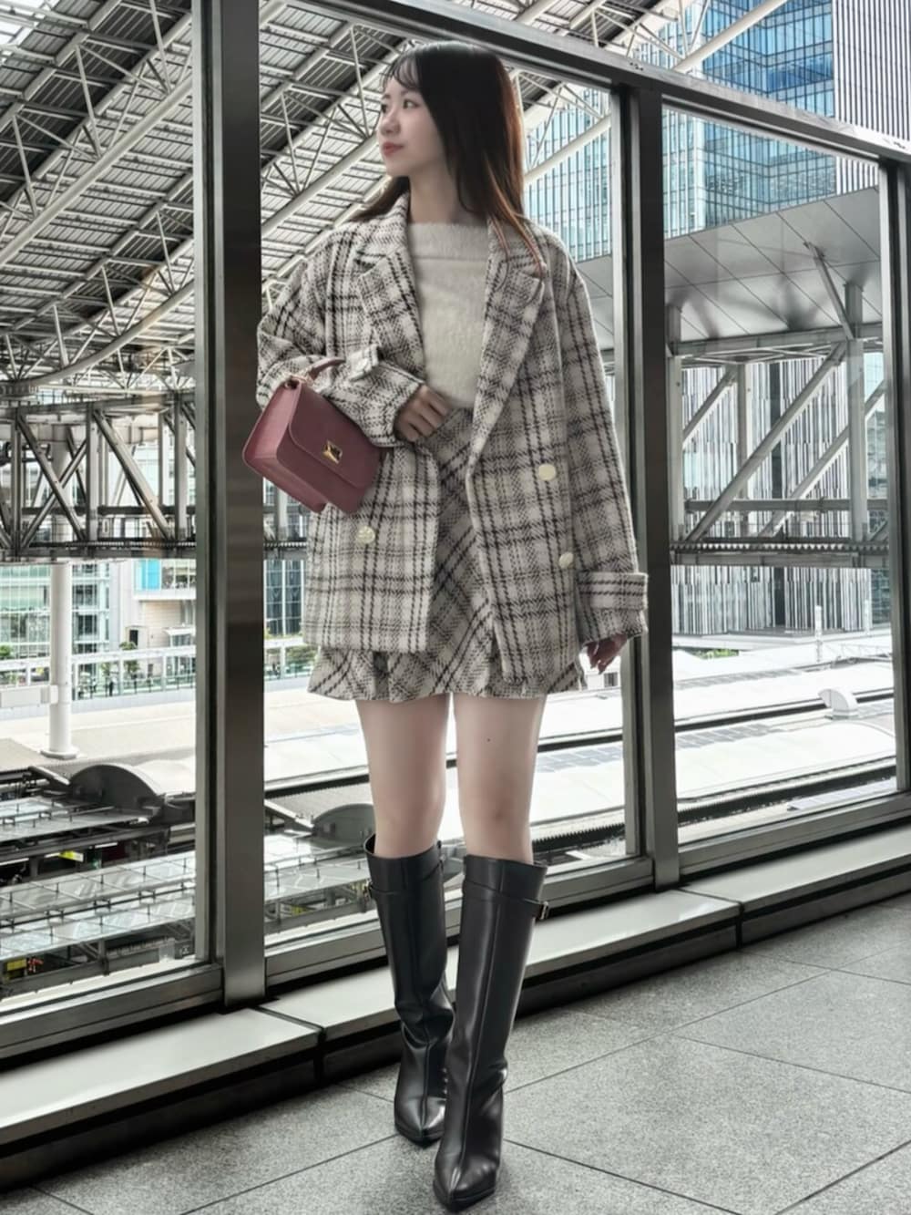 ホワイト系のその他アウター、ホワイト系のその他パンツ、ブラウン系のブーツを着用したレディースの秋コーディネートの4枚目の写真