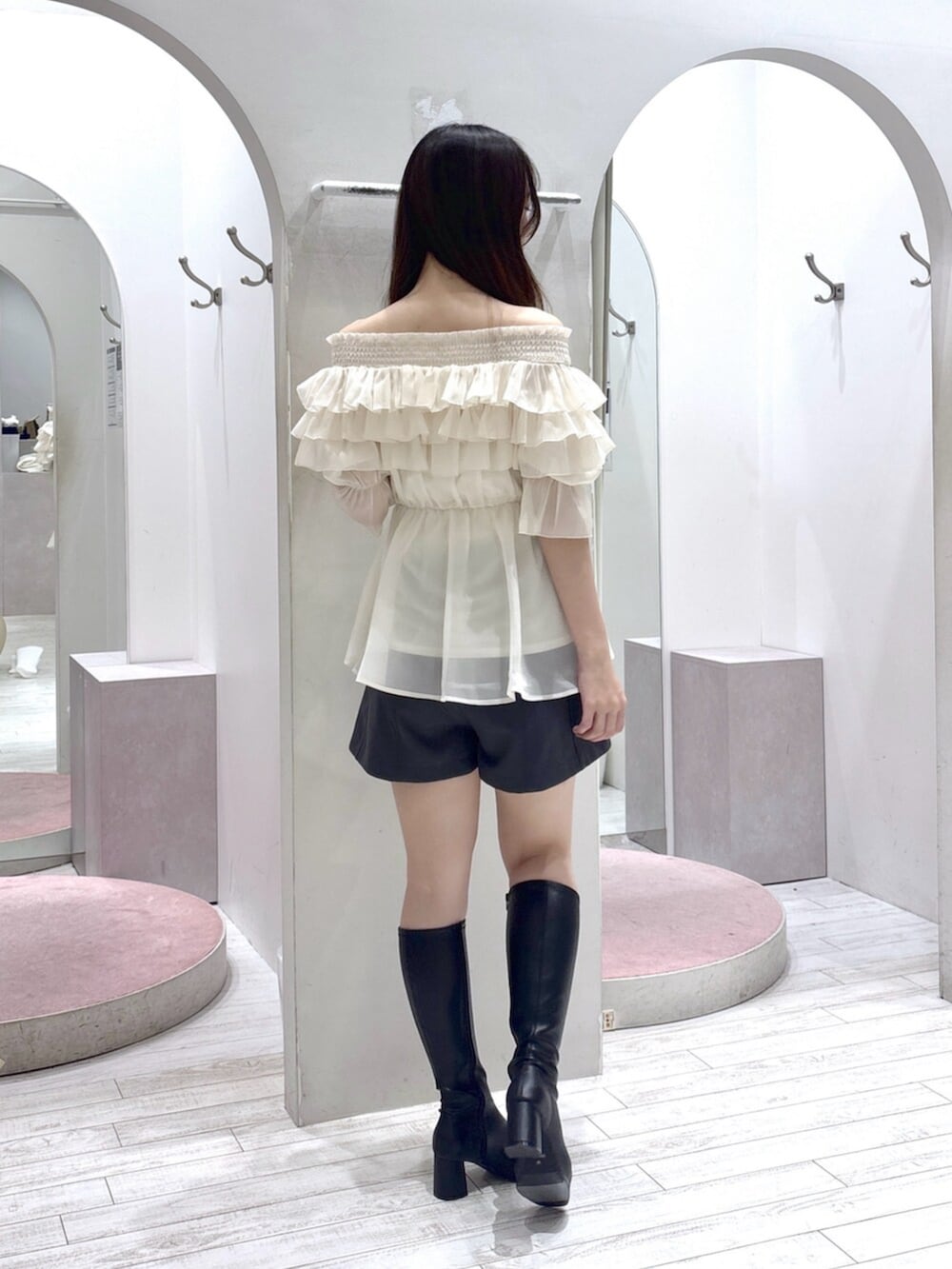 グレー系のその他パンツ、ホワイト系のシャツ/ブラウス、ブラック系のブーツを着用したレディースの夏コーディネートの4枚目の写真