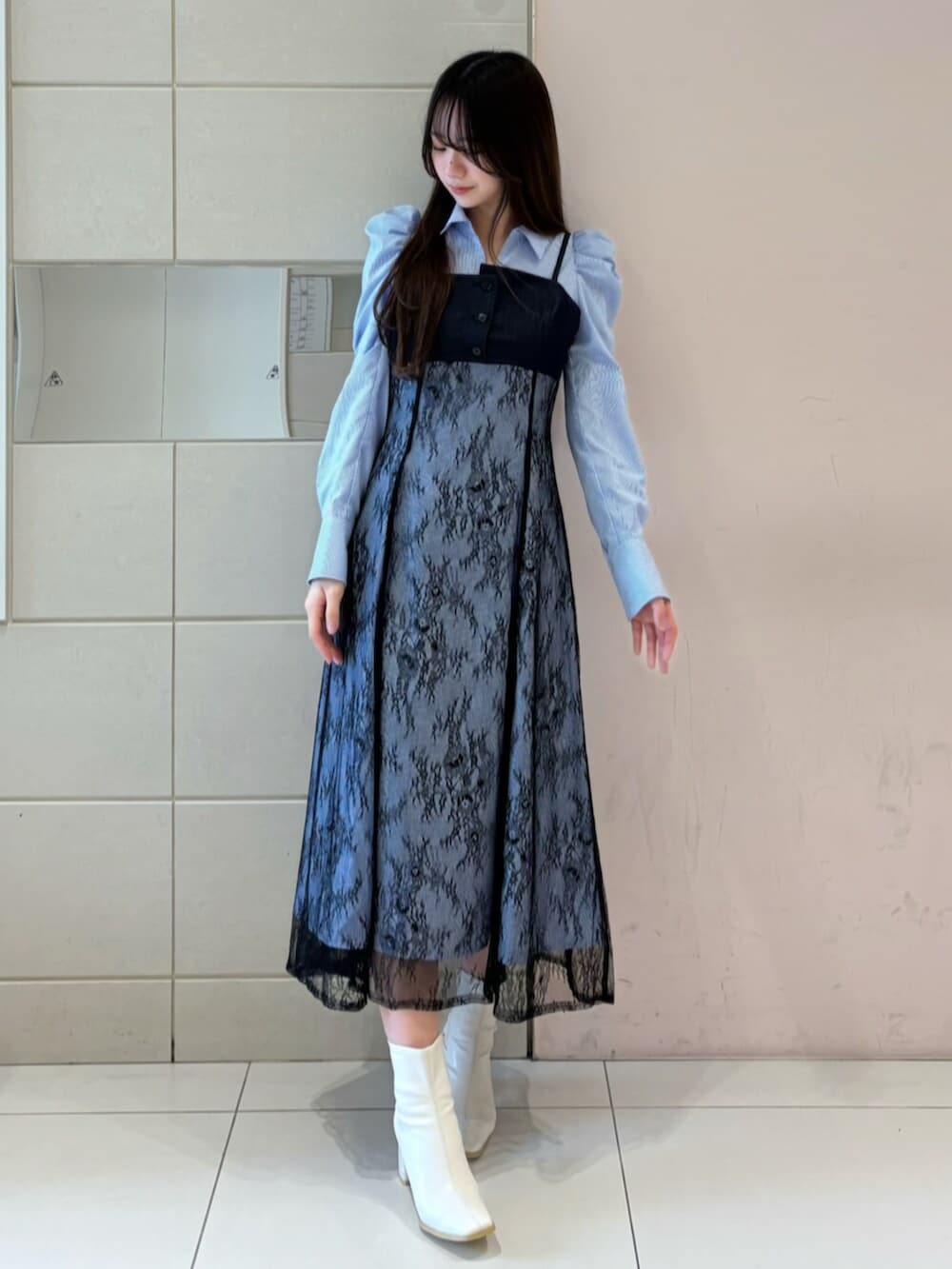 ホワイト系のブーツ、ブルー系のワンピースを着用したレディースの冬コーディネートの2枚目の写真