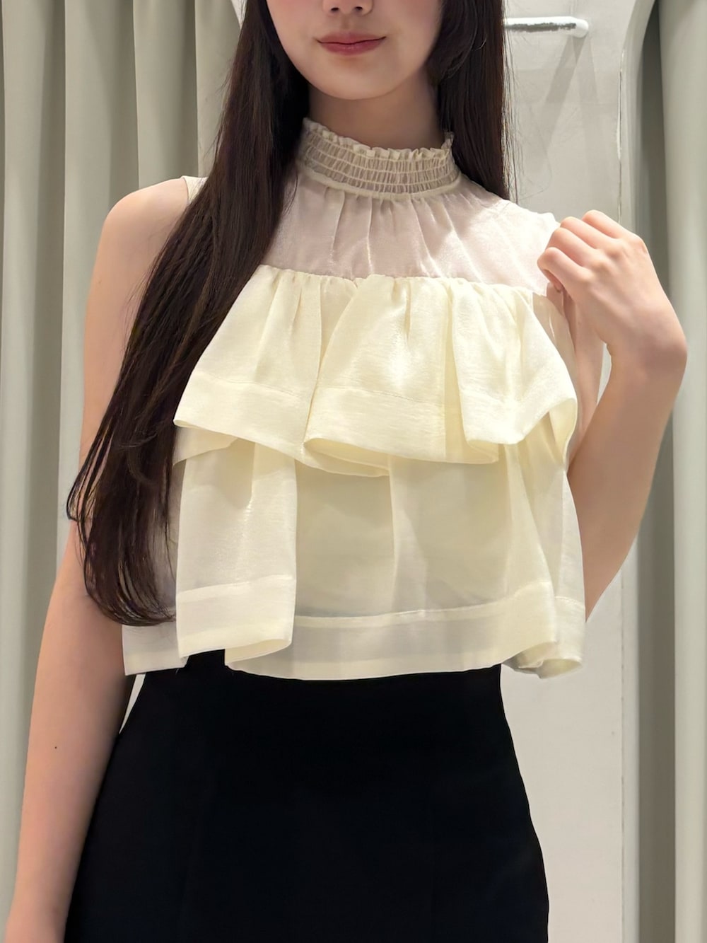 ホワイト系のシャツ/ブラウス、ホワイト系のカーディガン/ボレロ、ブラック系のスカートを着用したレディースの夏コーディネートの7枚目の写真