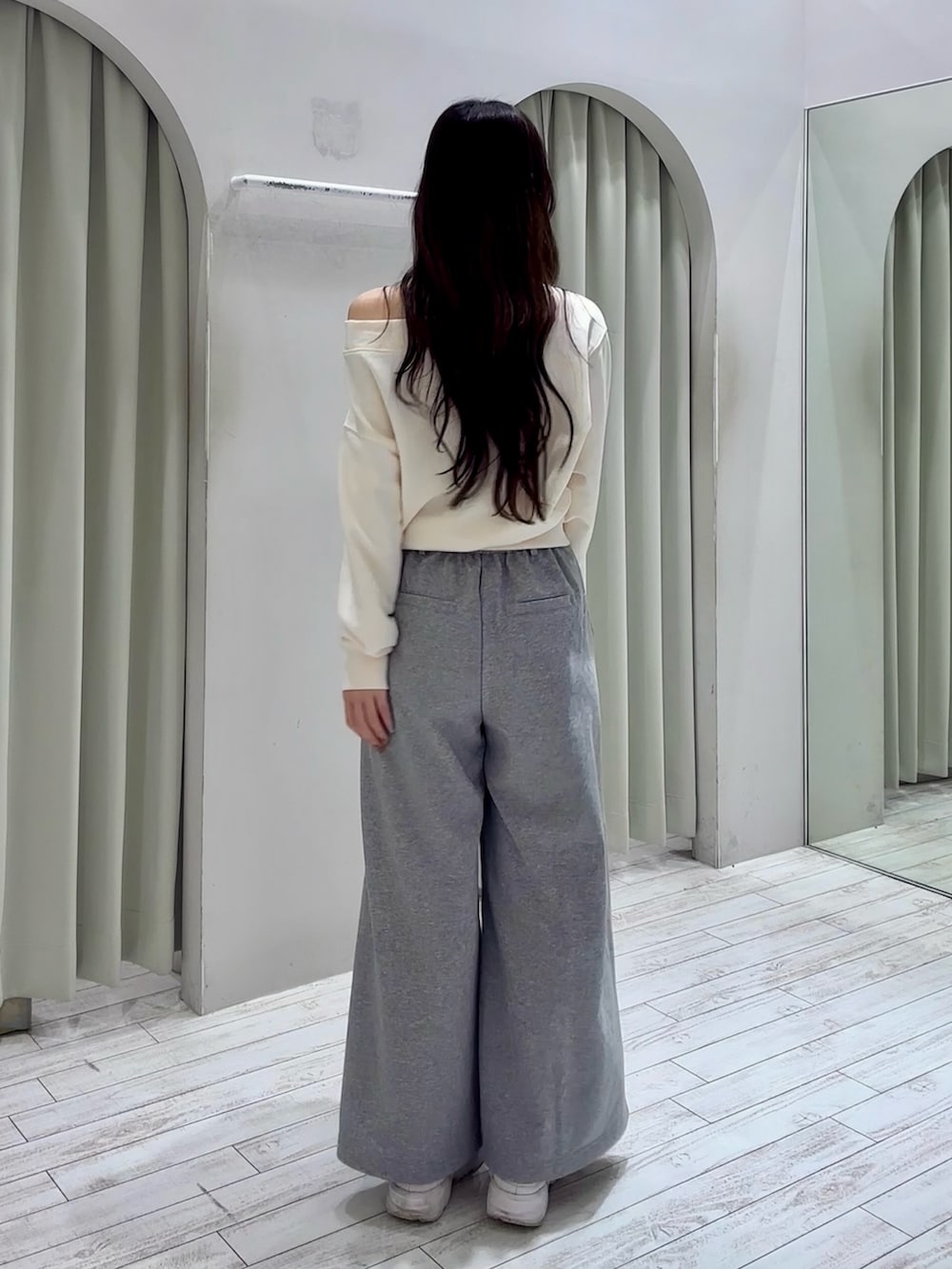 ホワイト系のTシャツ/カットソー、グレー系のその他パンツを着用したレディースの春コーディネートの4枚目の写真