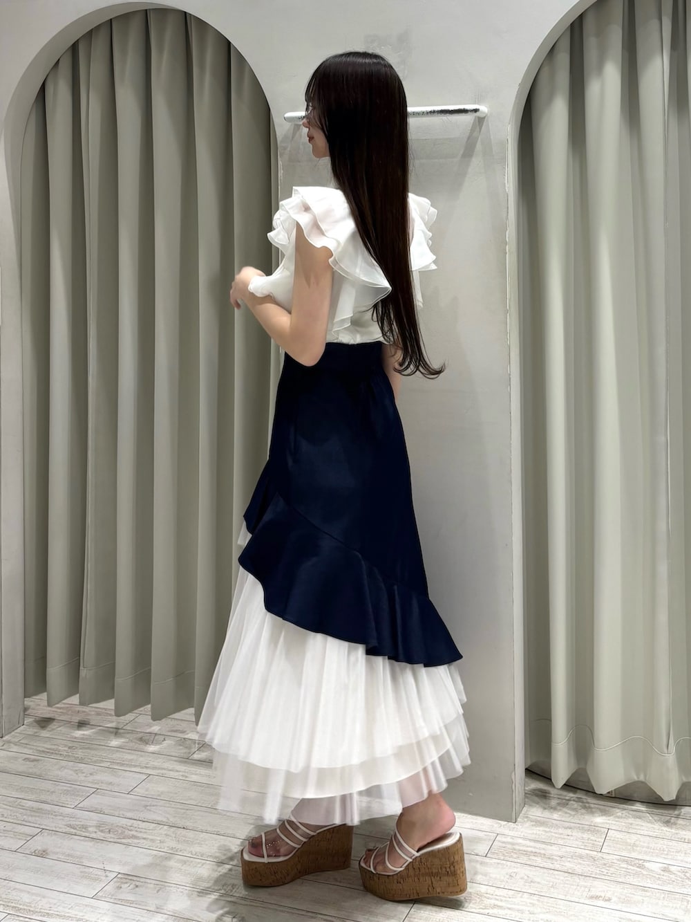 ホワイト系のシャツ/ブラウス、ブルー系のスカート、その他のサンダルを着用したレディースの夏コーディネートの4枚目の写真