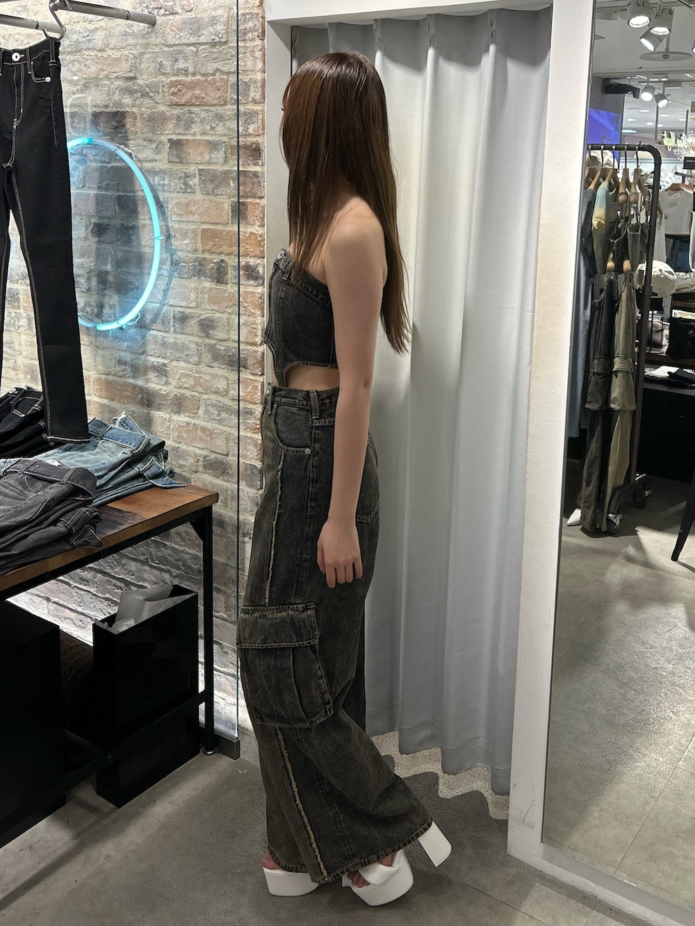 「GYDAのSEPARATE デニムオールインワン（つなぎ/オールインワン、その他）」を使った、Yuzukiさん（レディース・160cm）の夏コーディネートの3枚目の写真