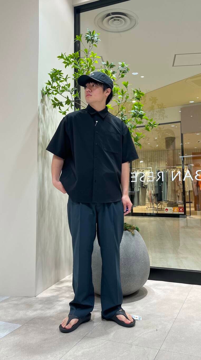 「アーバンリサーチ、カジュアル、キレイめ、シンプルコーデ、サンダル、キャップ、夏コーデ、休日スタイル、fruitoftheloom、トレンドシャツ」｜「URBAN RESEARCH DOORSの『別注』FRUIT OF THE LOOM×DOORS　刺繍キャップ（キャップ、ブラック系）」を使った、ryuichiro0506さん（メンズ・168cm）の春コーディネートの4枚目の写真