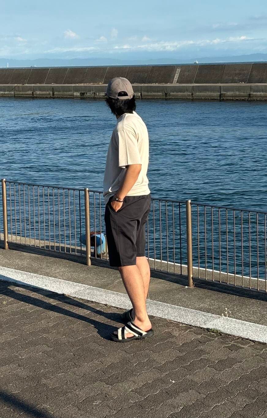 「シンプル、カジュアル、シンプルコーデ、夏コーデ、接触冷感、ショーツ、半袖、オールシーズン、メンズ、機能性、旅行コーデ、帰省コーデ、サマーショーツ」｜「ITEMS URBANRESEARCHの『接触冷感/UVカット』シルケットクルーネックTシャツ（Tシャツ/カットソー、グレー系）」を使った、ryuichiro0506さん（メンズ・168cm）の夏コーディネートの2枚目の写真
