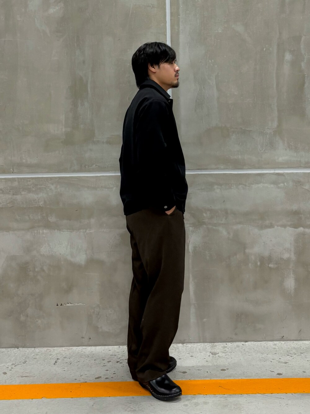 ブラック系のその他アウター、レッド系のニット/セーターを着用したメンズの秋コーディネートの4枚目の写真