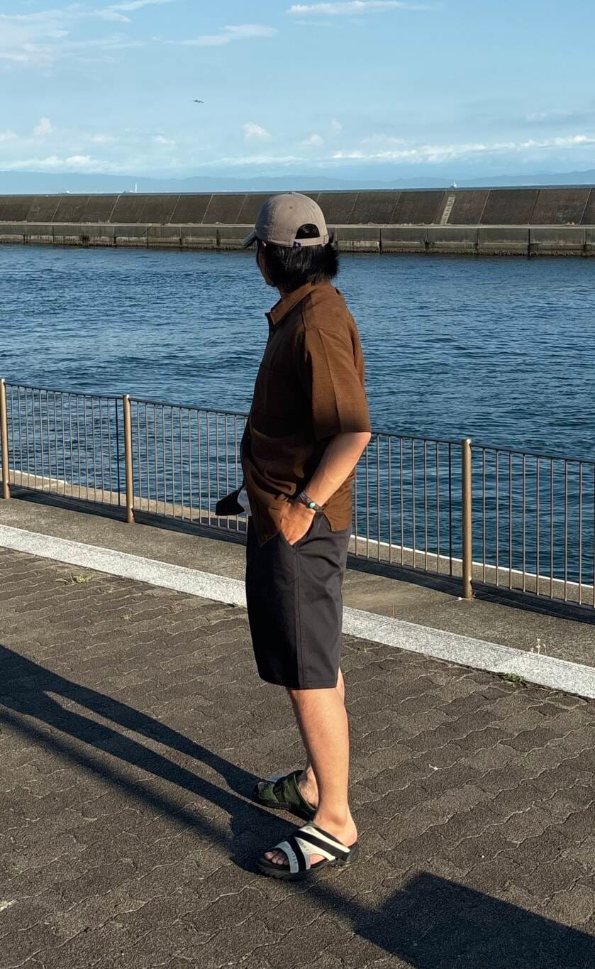 「シャツ、シャツスタイル、カジュアル、夏コーデ、UVカット、接触冷感、ショーツ、半袖、旅行コーデ、クイックドライ、リネンタッチ」｜「ITEMS URBANRESEARCHの『イージーケア/速乾/UVカット』『セットアップ対応』クイックドライリネンタッチ半袖シャツ（シャツ/ブラウス、ブラウン系）」を使った、ryuichiro0506さん（メンズ・168cm）の夏コーディネートの3枚目の写真