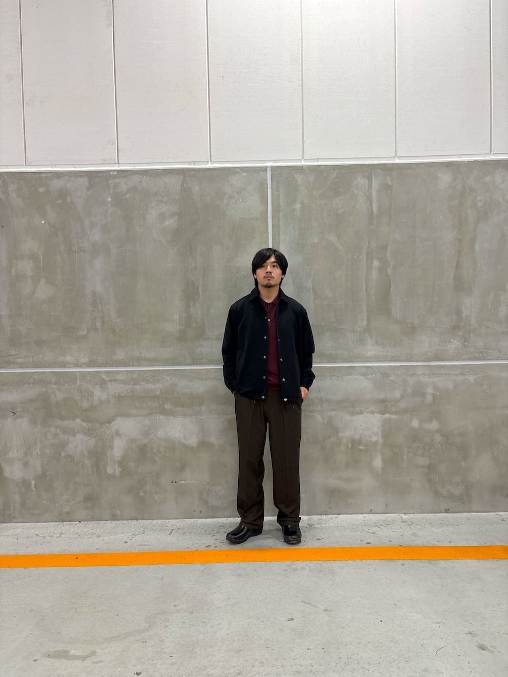 ブラック系のその他アウター、レッド系のニット/セーターを着用したメンズの秋コーディネートの5枚目の写真