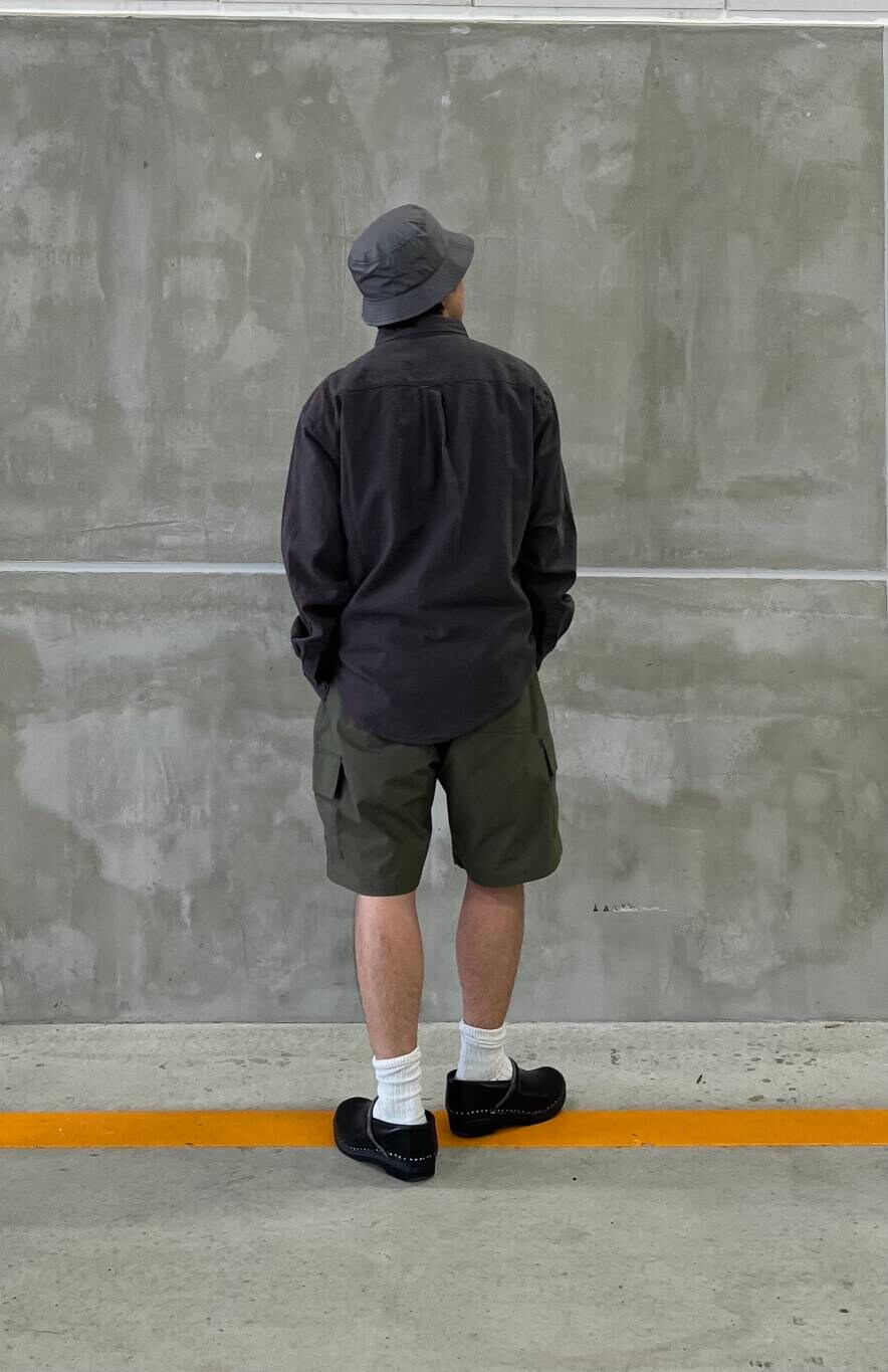 「シンプル、シャツ、アーバンリサーチ、カジュアル、シンプルコーデ、天然素材、ハット、夏コーデ、ショーツ、休日スタイル、ゆったり、撥水、コットンリネン、カーゴ、トレンドシャツ」｜「ITEMS URBANRESEARCHの『セットアップ対応』天然素材リネンコットンレギュラーカラーシャツ（シャツ/ブラウス、グレー系）」を使った、ryuichiro0506さん（メンズ・168cm）の夏コーディネートの4枚目の写真