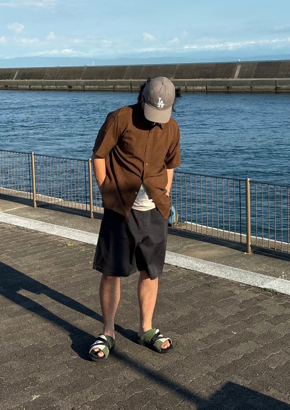 「シャツ、シャツスタイル、カジュアル、夏コーデ、UVカット、接触冷感、ショーツ、半袖、旅行コーデ、クイックドライ、リネンタッチ」｜「ITEMS URBANRESEARCHの『イージーケア/速乾/UVカット』『セットアップ対応』クイックドライリネンタッチ半袖シャツ（シャツ/ブラウス、ブラウン系）」を使った、ryuichiro0506さん（メンズ・168cm）の夏コーディネートの4枚目の写真