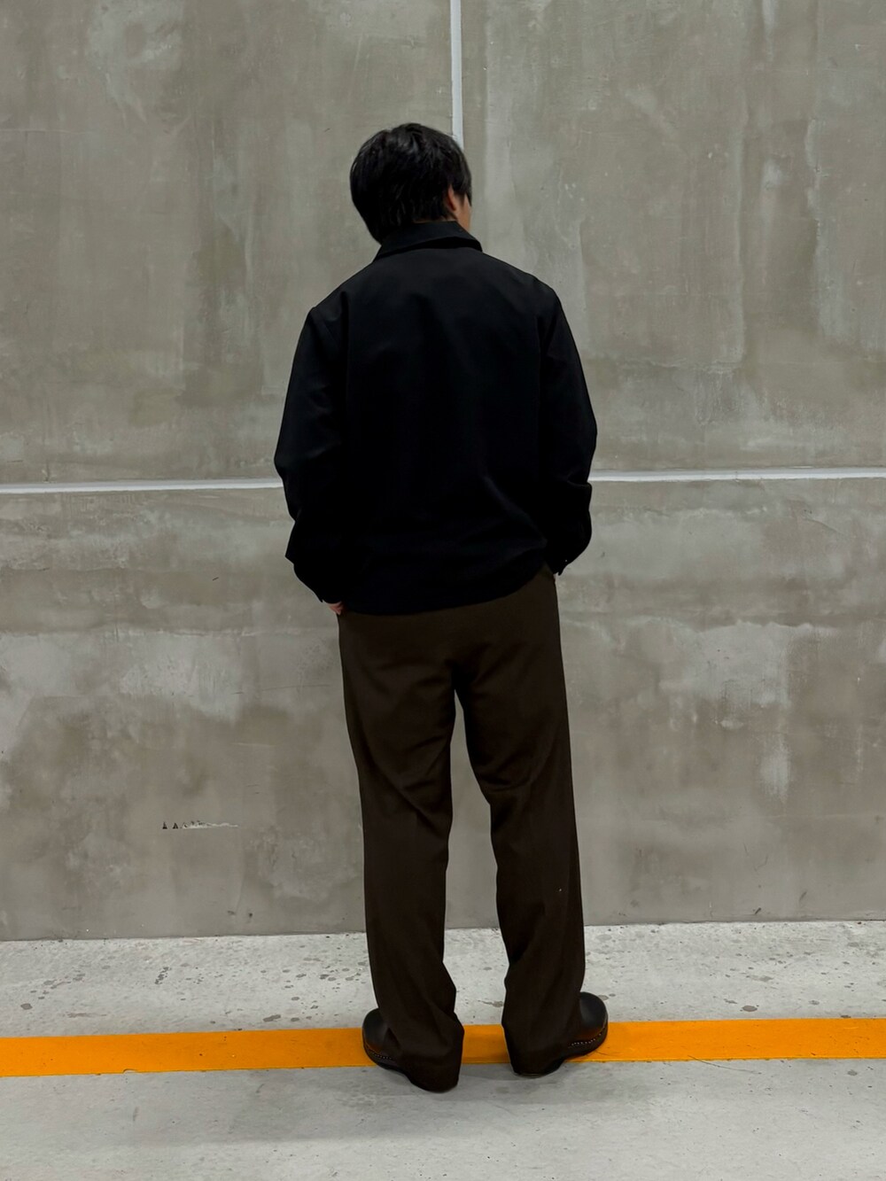 ブラック系のその他アウター、レッド系のニット/セーターを着用したメンズの秋コーディネートの3枚目の写真