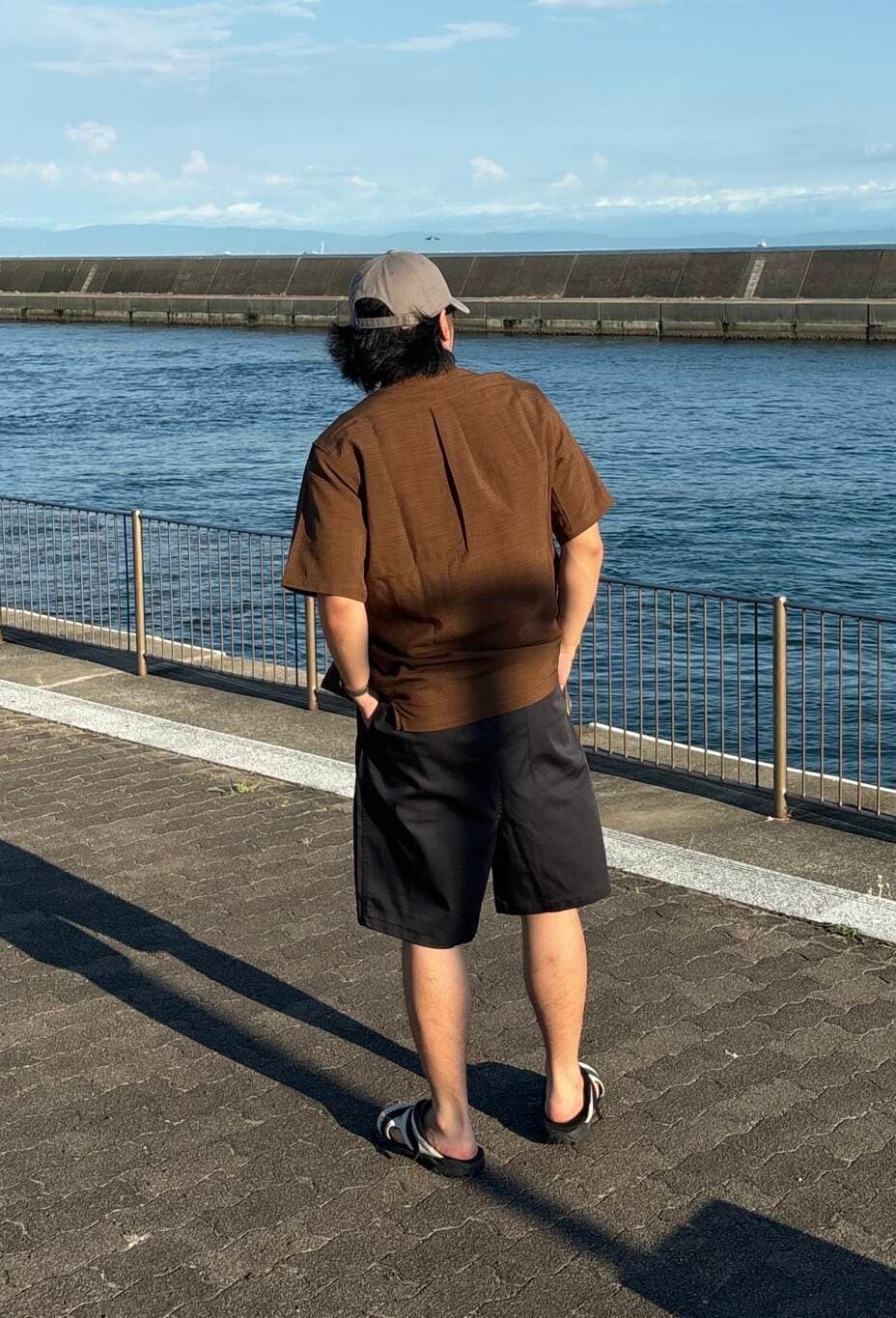 「シャツ、シャツスタイル、カジュアル、夏コーデ、UVカット、接触冷感、ショーツ、半袖、旅行コーデ、クイックドライ、リネンタッチ」｜「ITEMS URBANRESEARCHの『イージーケア/速乾/UVカット』『セットアップ対応』クイックドライリネンタッチ半袖シャツ（シャツ/ブラウス、ブラウン系）」を使った、ryuichiro0506さん（メンズ・168cm）の夏コーディネートの2枚目の写真