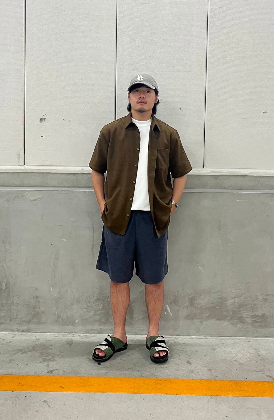 「シンプル、シャツ、カジュアル、コーデュロイ、シンプルコーデ、夏コーデ、接触冷感、半袖、機能性、旅行コーデ、リネンタッチ、サマーショーツ」｜「ITEMS URBANRESEARCHの『イージーケア/速乾/UVカット』『セットアップ対応』クイックドライリネンタッチ半袖シャツ（シャツ/ブラウス、ブラウン系）」を使った、ryuichiro0506さん（メンズ・168cm）の夏コーディネートの4枚目の写真