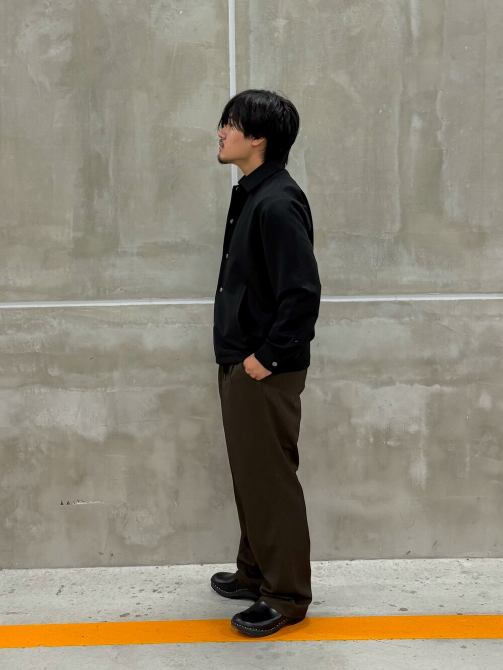 ブラック系のその他アウター、レッド系のニット/セーターを着用したメンズの秋コーディネートの2枚目の写真