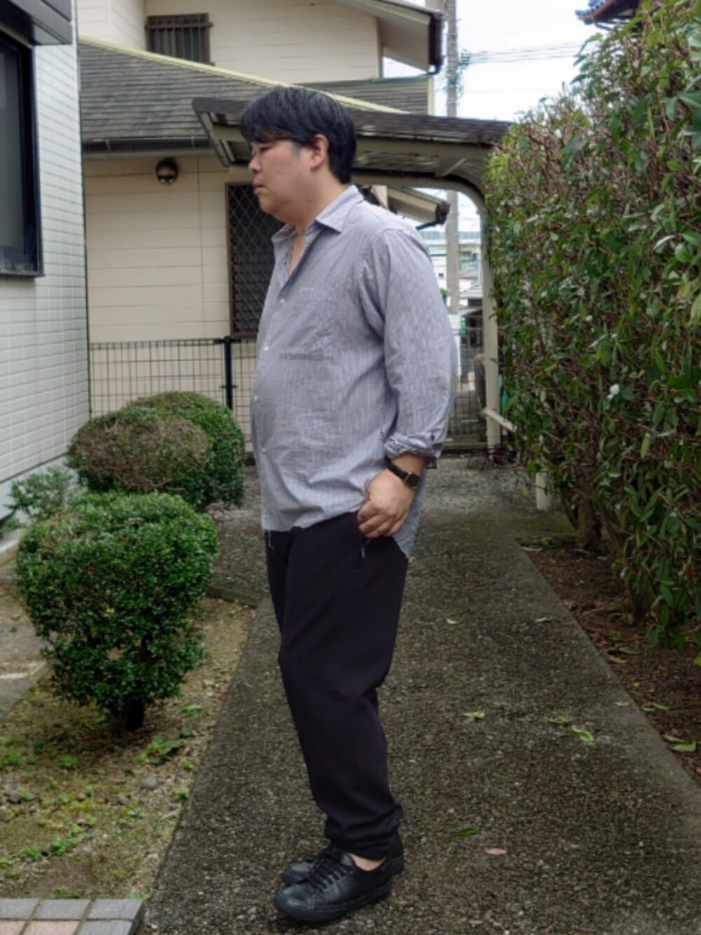 ブルー系のシャツ/ブラウス、ブルー系のスラックス、ブラック系のスニーカーを着用したメンズの夏コーディネートの2枚目の写真