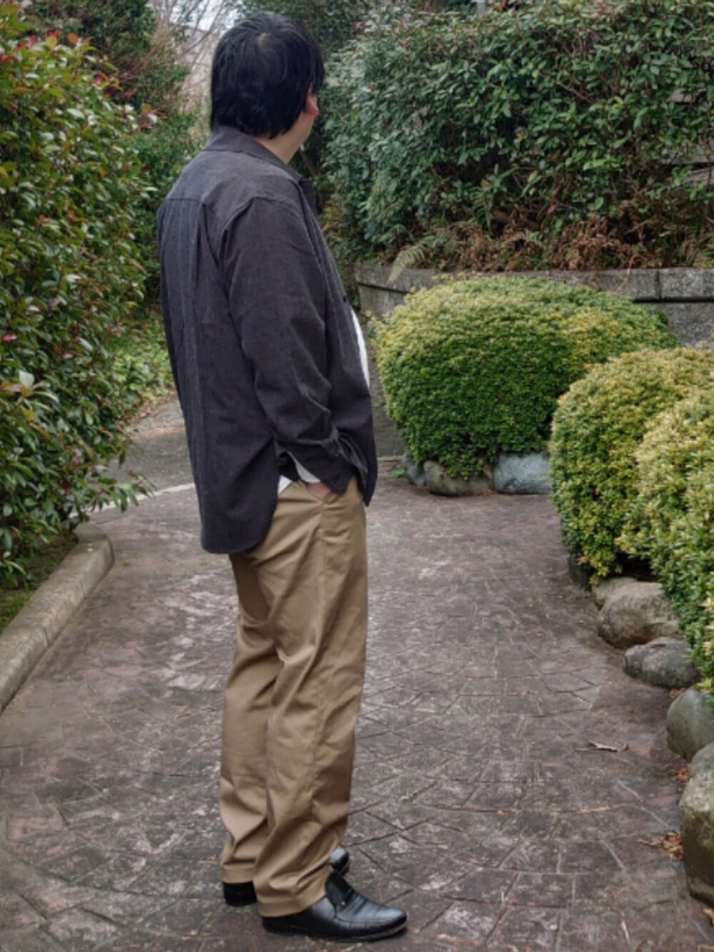 グレー系のシャツ/ブラウス、ホワイト系のTシャツ/カットソー、ベージュ系のチノパンツを着用したメンズの春コーディネートの2枚目の写真