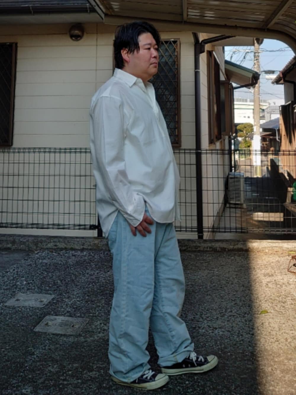 ホワイト系のシャツ/ブラウス、ホワイト系のタンクトップ、ブルー系のデニムパンツを着用したメンズの春コーディネートの2枚目の写真