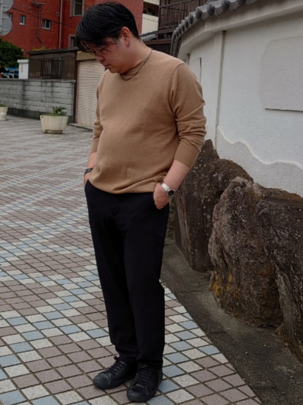 ブラック系のその他アウター、ブラック系のスニーカーを着用したメンズの冬コーディネートの2枚目の写真